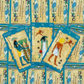 Tarot kortos Egipto motyvais, mėlyni kraštai; artimas trijų kortų išdėstymas, rodantis skirtį nuo kitų variantų galerijoje