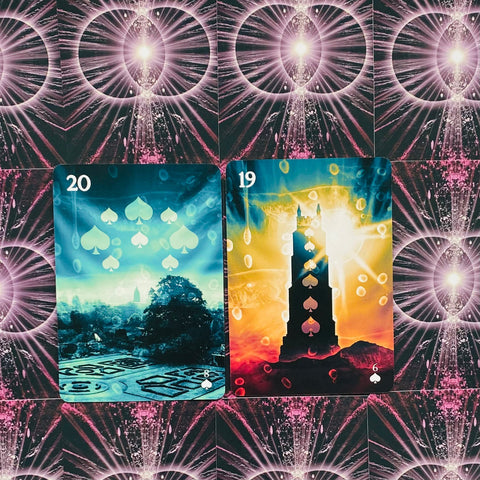 Lenormand kortos, eksponuojamos: mėlyna 20 (sodas) ir auksinė 19 (bokštas) kortos ant rožinės spindinčios nugarėlės