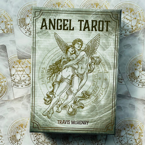 Angel Tarot kortų rinkinys, žaliapilkis dėžutės viršelis su auksine angelų iliustracija ir talismanų fonu