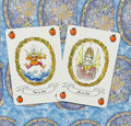 tarot kortos su taurėmis: pateikiamos Ace of Cups ir Two of Cups prie mėlyno ornamentuoto fono, plokščias kampas
