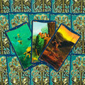 Tarot kortos fanuota trijų kortų kompozicija, atverstos veido pusės su žaliai–auksinėmis iliustracijomis ir turkio nugarėlėmis