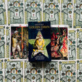 Tarot kortos Golden Dawn iniciatorių rinkinys tamsiai mėlyname dėkle, pastatytas ant atvertos kortų sklaidos ir ornamentinio fono