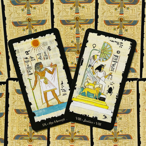 Tarot kortos egiptietišku dizainu, dvi juodos kraštinės kortos (Vienuolis ir Teisingumas) ant papiruso fono