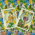 Tarot kortos su dviem atvirais meniniais dizainais — geltoniais ir violetiniais motyvais ant spalvingo gėlių fono