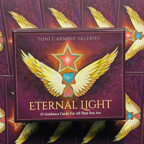 Eternal Light kortų rinkinys Toni Carmine Salerno, violetinė dėžutė su auksinėmis raidėmis, sparnais ir žvaigžde, 55 gairių kortos, stovinti dėžutė ant fono