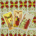Tarot kortos komplektas su trimis išdėstytomis Lazdų serijos kortomis (II–IV), fanuotos ant žalių gėlių nugarėlių