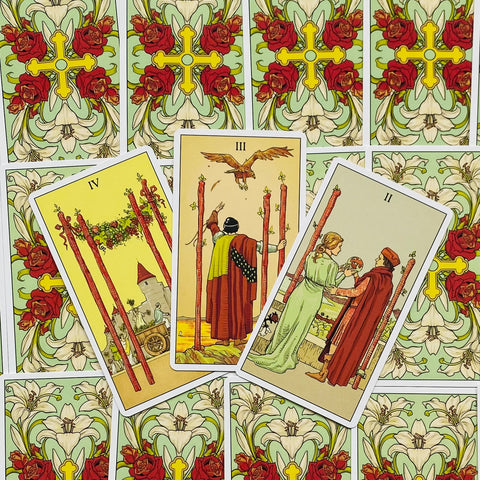 Tarot kortos komplektas su trimis išdėstytomis Lazdų serijos kortomis (II–IV), fanuotos ant žalių gėlių nugarėlių