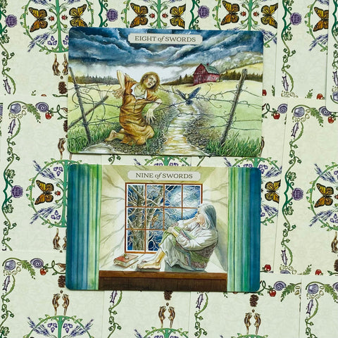 tarot kortos dvi atviros „Swords“ kortos (Eight ir Nine of Swords) ant dekoratyvaus gėlių fono, aiškiai matoma kortų iliustracija