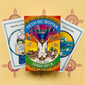 Tarot kortos Medicine Woman (Carol Bridges) su ryškia dėže ir dviem atverčiamais kortomis, 78 kortų komplektas
