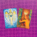 Angeliškos kortos, mėlyna „Answered Prayer“ ir šilta „Abundance“ kortų pora ant violetinio raštuoto fono
