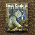 Gentle Creatures kortų rinkinys By Dan May, dėžutė su žaliai pilku miško būtybės iliustruotu viršeliu, parodytas iš priekio