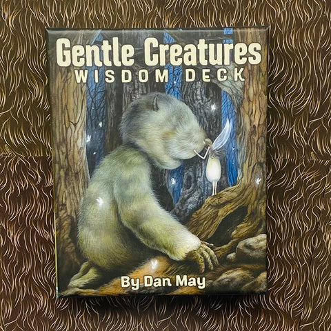 Gentle Creatures kortų rinkinys By Dan May, dėžutė su žaliai pilku miško būtybės iliustruotu viršeliu, parodytas iš priekio