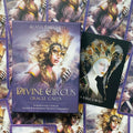 Orakulinės kortos Divine Circus (Alana Fairchild) purpurinė dėžutė iš priekio su atversta Joker Is Wild korta, rodanti detalią karūnos iliustraciją