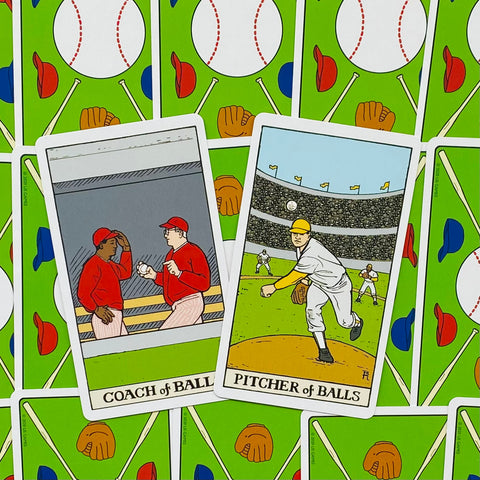Tarot kortos su beisbolo tema, dvi atvertos kortos — Pitcher ir Coach, ryškiai žalia nugarėlė ir kamuolių simbolika