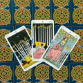 Tarot kortos Rider–Waite stiliaus, trys kortos (8, 9, 10 kalavijų) išdėstytos ant mėlynos ornamentuotos nugarėlės, rodoma komplekto variacija