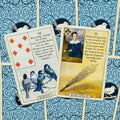 Lenormand kortos: dvi atviros kortos – Birds su keturiais mėlynais paukščiais ir Birchrod su šluotos vaizdu ant mėlyno raštuoto fono