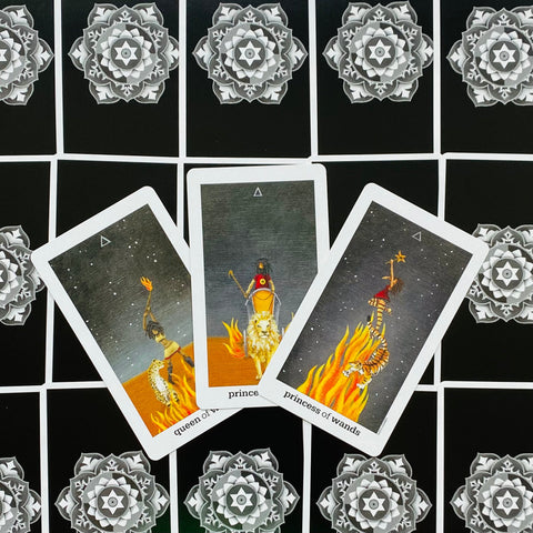 Tarot kortos rinkinys – trys atvertos Lazdų rūšies kortos (karalienė, princas, panelė) ant juodo mandalos fono