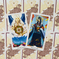 Tarot kortos su iliustracijomis — dvi atverstos kortos (Ace of Laurels ir King of Cups) ant dekoratyvaus galinio rašto, skirtos produkto meno rodymui