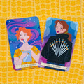 tarot kortos su Page of Swords ir Ten of Swords iliustracijomis, ryškios spalvos prie geltonų raštuotų kortų nugarėlių