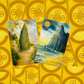 Lenormand kortos su dviem priekiniais paveikslais — jūros krantinė su uola ir menhiris pievų kelyje, geltonos nugarėlės fone