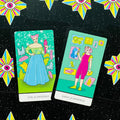 tarot kortos su ryškiomis žalsvomis ir rožinėmis iliustracijomis, matomi „Nine of Crystals“ ir „Eight of Crystals“ ant žvaigždėto juodo fono
