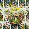 Tarot kortos The Classic — dėžutė priekyje su pora atvertų kortų ant fanuotos kortų fono