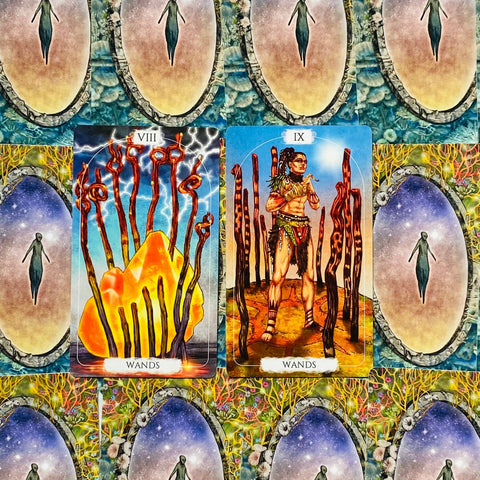 tarot kortos Wands VIII ir IX rodomos arti, ryškios oranžinės ir mėlynos spalvos, akcentuojama stiebų simbolika aiškiam skaitymui