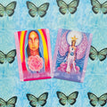 tarot kortos rožinė Lady of the Rose ir violetinė Intention, atverstos ant mėlyno fono su drugeliais, matomos priekio iliustracijos
