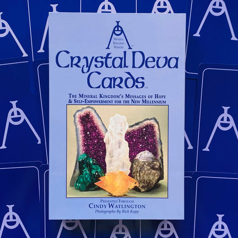 Crystal Deva kortos mėlyname dėkle, parodytas priekinis dangtis su kristalų iliustracija ir autoriaus Cindy Watlington vardu
