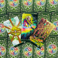 Tarot kortos – trys ventiliuotos spalvingos kortos atverstos ant žalių keltų ornamentuotų nugarėlių, pabrėžiant kortų iliustracijų detales ir šio varianto motyvus