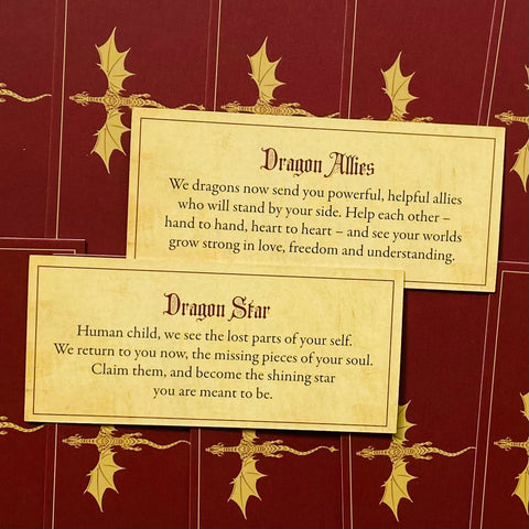Orakulų kortos su raudonu auksiniu drakonų nugarėliu, priekyje dvi kortos su žinutėmis „Dragon Allies“ ir „Dragon Star“