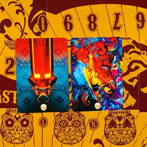 Tarot kortos, dvi kontrastingos iliustracijos — melsvai‑raudona kaukė (2) ir ryškiai spalvota kaukolė (3) ant geltono dekoruoto fono