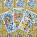 tarot kortos trijų kortų išklotinė su ornamentinėmis aukso nugarėlėmis ir akvarelinėmis, detalizuotomis iliustracijomis