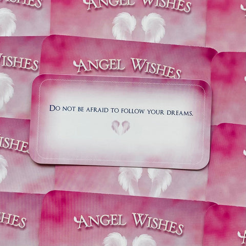 Angelų palinkėjimų kortelės rožinės spalvos komplektas, vienoje kortelėje matomas tekstas Do not be afraid to follow your dreams