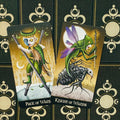 Tarot kortos — priekis su dviem žaliomis iliustracijomis (Page of Wands, Knight of Wands) ant juodo‑auksinio fono, skiriasi nuo kitų variantų