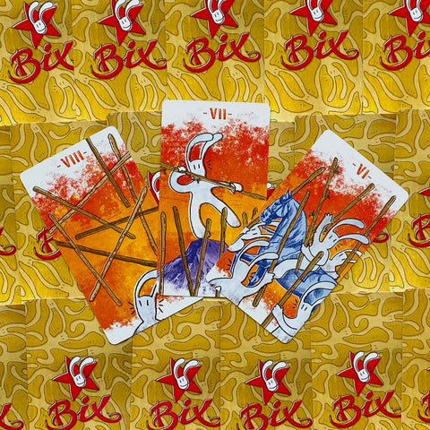 Tarot kortos Bix, trijų lazdų išklotinė su ryškiai oranžinėmis ir raudonomis iliustracijomis ant geltono fono