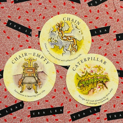 Arbatos lapai — Tea Leaf kortelių rinkinys su trim kortomis (Grandinė, Tuščia kėdė, Vikšras) ant raudono raštuoto fono