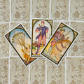 Tarot kortos su spalvotomis Lazdų ir Riterio kortomis, trys variantai išdėstyti fanuotai ant raštuoto nugarėlių fono