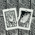 Tarot kortos juodai baltos iliustracijos, dvi atverstos kortos (8 ir 7 kardai) padėtos ant ornamentuoto nugarėlių fono