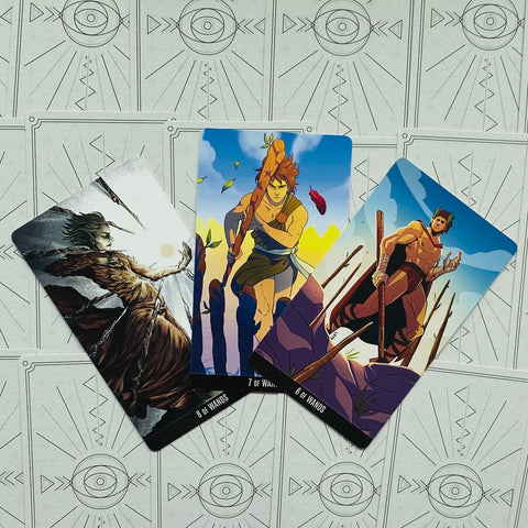 Tarot kortos iliustruotų lazdelės rūšių komplektas — trys atverstos kortos (6, 7, 8 of Wands) ant geometrinio nugarėlių fono