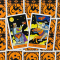 tarot kortos Helovino tematikos rinkinys, dvi priekinės kortos (Queen of Bats, Knight of Bats) su oranžinėmis juodomis nugarėlėmis