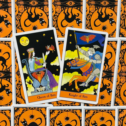 tarot kortos Helovino tematikos rinkinys, dvi priekinės kortos (Queen of Bats, Knight of Bats) su oranžinėmis juodomis nugarėlėmis