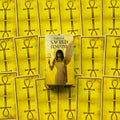 Tarot kortos Tarot of Sacred Feminine geltoname fone, dėžutė su angeliška figūra, kortų nugarėlės aplink