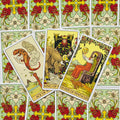 Tarot kortos – trijų kortų išdėstymas (Ace of Wands, King of Pentacles, Queen of Pentacles) su gėlių nugarėlėmis