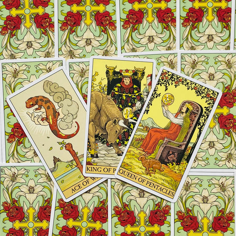 Tarot kortos – trijų kortų išdėstymas (Ace of Wands, King of Pentacles, Queen of Pentacles) su gėlių nugarėlėmis