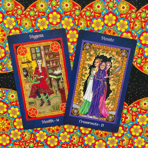 tarot kortos dvi ryškiai iliustruotos kortos – Hygieia (Health) ir Hecate (Crossroads) ant spalvingo ornamentuoto fono