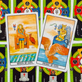 tarot kortos — Queen of Cups ir Prince of Cups pora, šiltos geltonos–mėlynos iliustracijos ant ryškaus geometrinio rašto fono