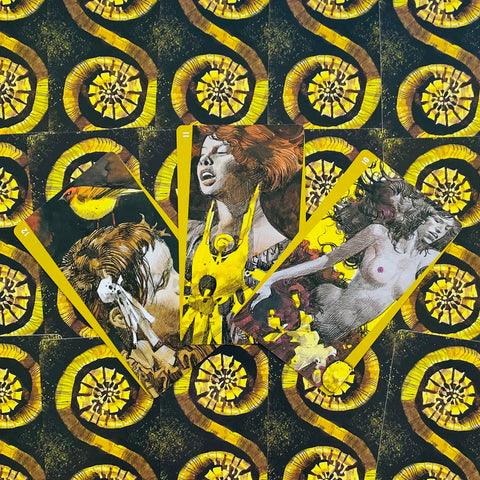 Tarot kortos su geltonais akcentais, trys atverstos iliustracijos fanuotos ant spiraliniu raštu puoštų nugarėlių