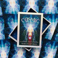 Cosmic Oracle kortos Nari Anastarsia, blizgi dėžutė ant atidengtų kortų fone su mėlynais, kosminiais švytinčiais motyvais