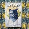 tarot kortos Soul Cats — Leeza Robertson dėžutė su mėnulio fone ir mėlynos‑pilkos katės iliustracija, centrinė priekinė pusė